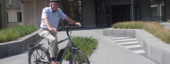 Jean Hermesse devant Aerpolis, qu'il aime rejoindre à vélo (c)S.Warsztacki