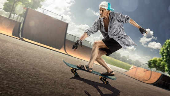 Homme d'un âge mûr sur un skateboard