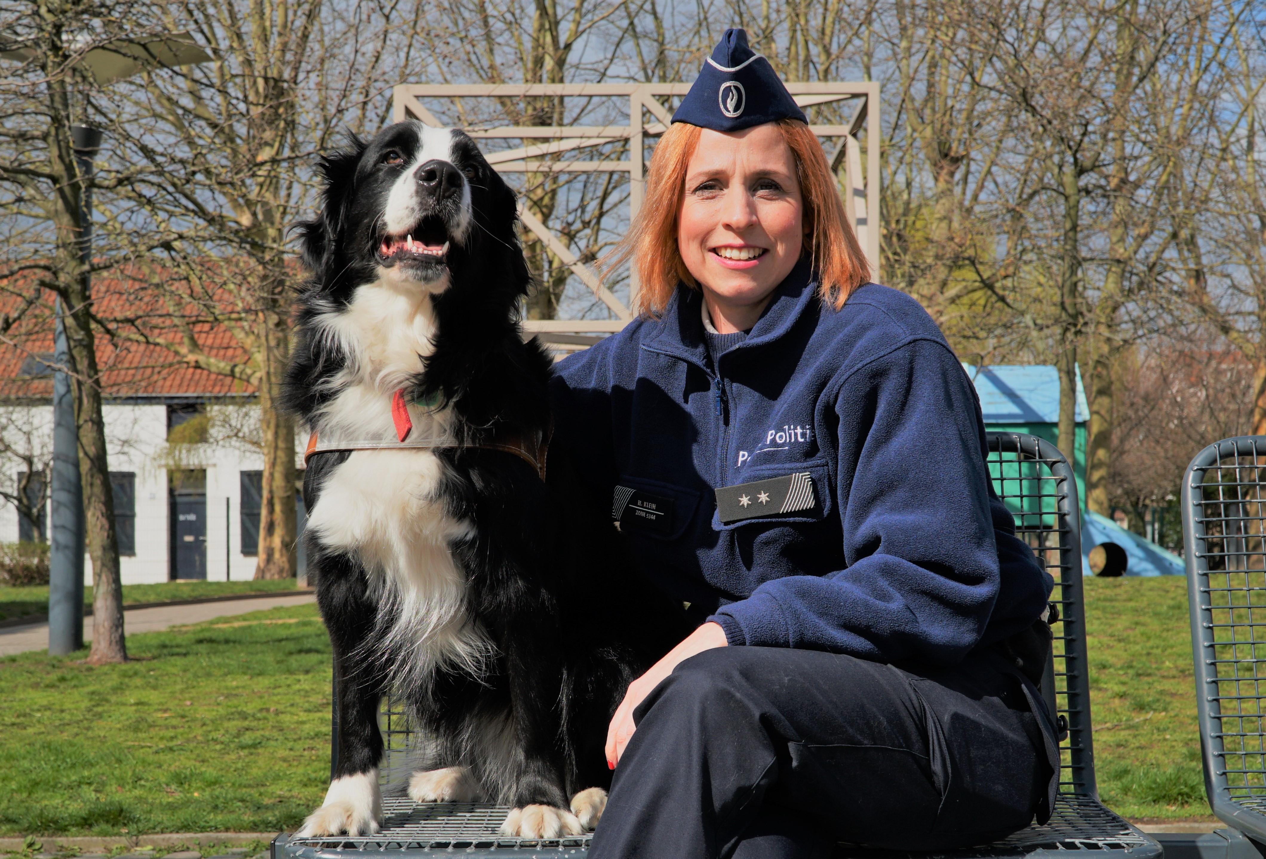 Nathalie Klein et Switch, chien d'assistance judiciaire de la zone de police Bruxelles Nord