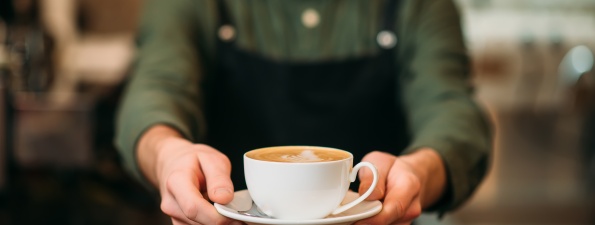 Le café du matin : en a-t-on vraiment besoin, ou est-ce plutôt un rituel qui fait du bien ? (c) AdobeStock