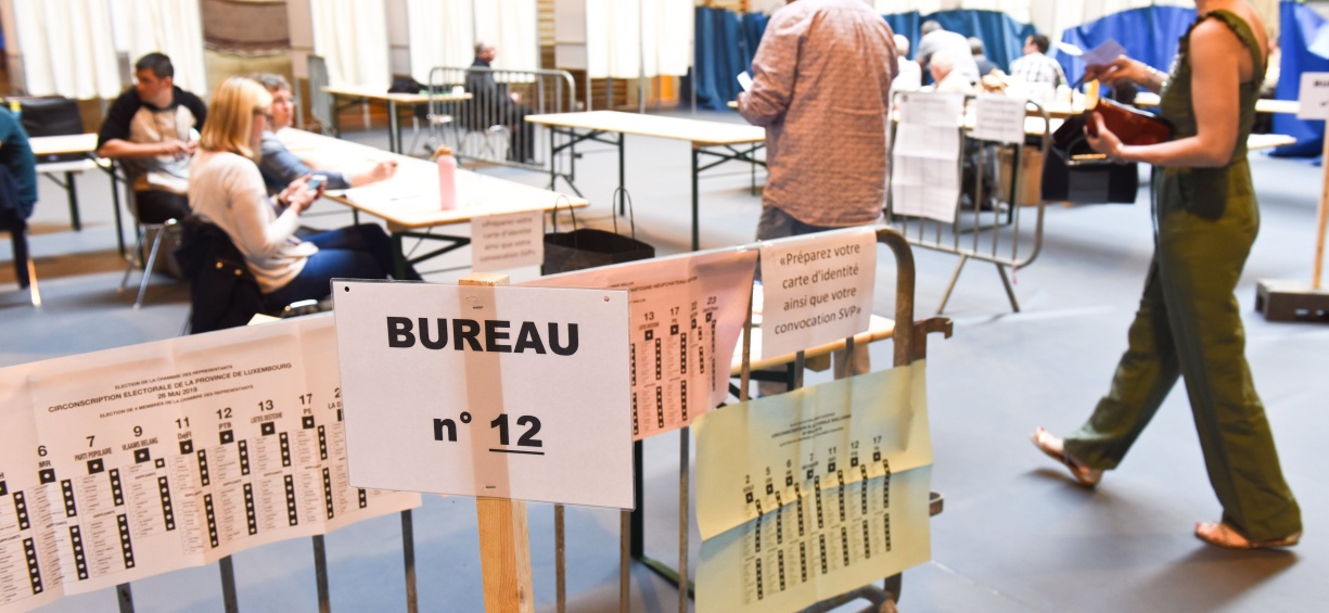 Le jour des élections, le mandataire doit d’abord aller voter pour lui dans son bureau de vote. Ensuite, il se rend dans le bureau de vote du mandant pour voter à sa place.(C)Belga