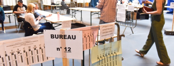 Le jour des élections, le mandataire doit d’abord aller voter pour lui dans son bureau de vote. Ensuite, il se rend dans le bureau de vote du mandant pour voter à sa place.(C)Belga