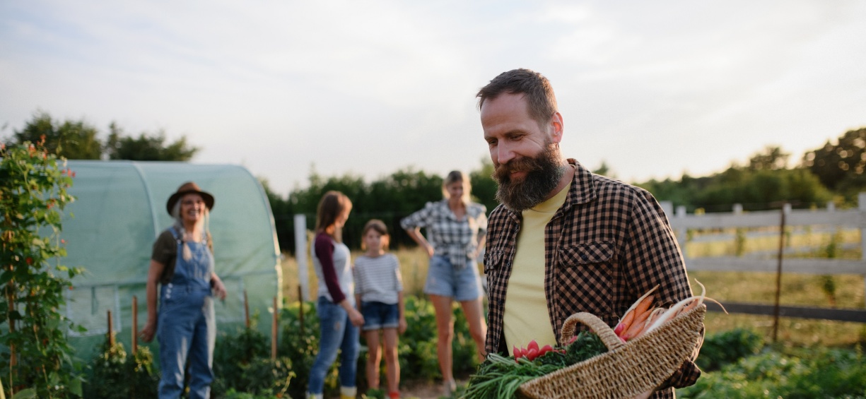 Différentes formules permettent de manger local, plus sain et moins cher, grâce à la réduction des intermédiaires entre producteur et consommateur...   © AdobeStock