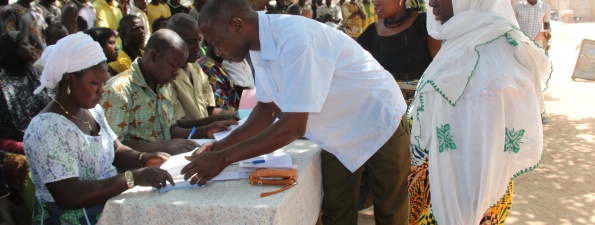 La collecte des cotisations dans une mutuelle de santé au Bénin (c)Catherine Theys